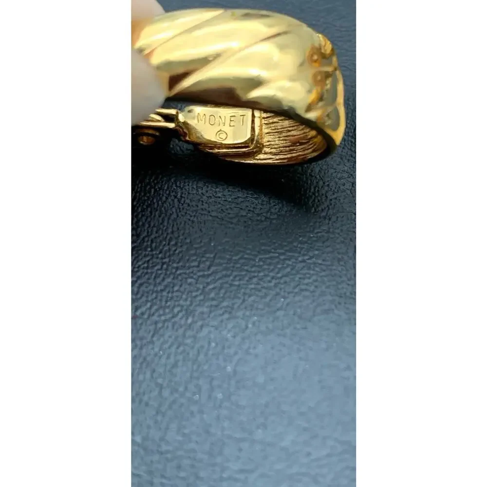 Vintage MONET 1960s Goldtone Ribbed Hoop Texture Clip On Earrings Signed - Picture 5 of 6